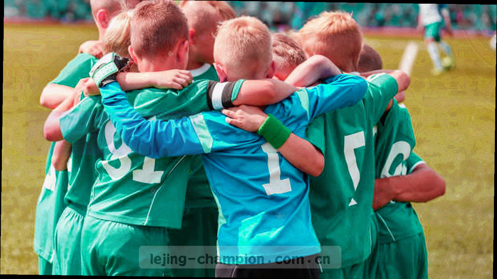 深色球场边线与精密网格抽象图，荧光青节点标出看台通道方向